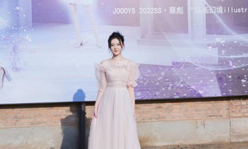 小眼睛身穿粉色礼服 现身中国国际时装周