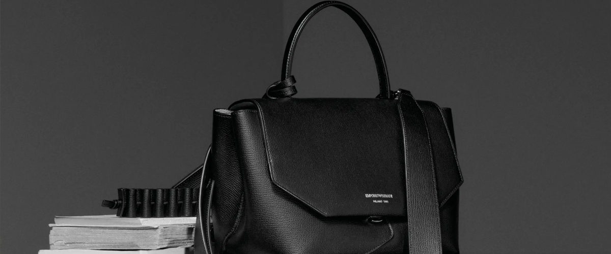 Emporio Armani推出全新1981包袋系列，以品牌诞生之年为名，致意初心。1981不仅是时间的坐标，更承载着品牌创立之初的愿景：以..