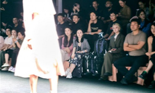 擎朗人形机器人K仔身着LACAVA 高定 受邀出席北京时装周大秀